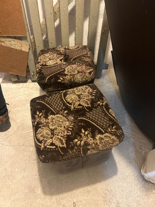 Oddam dwa fotele i dwa pufy