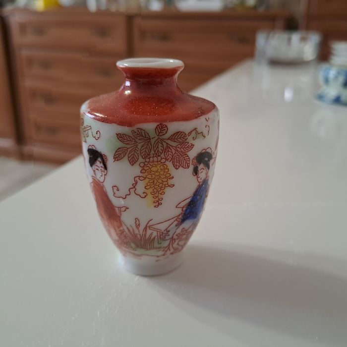 Miniaturowy japonski wazonik Kutani.