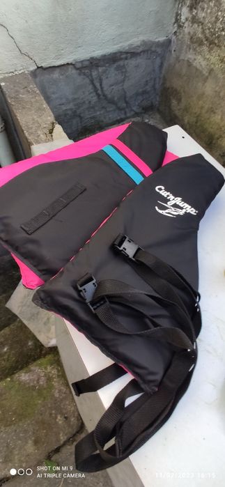 Skis com colete em bom estado