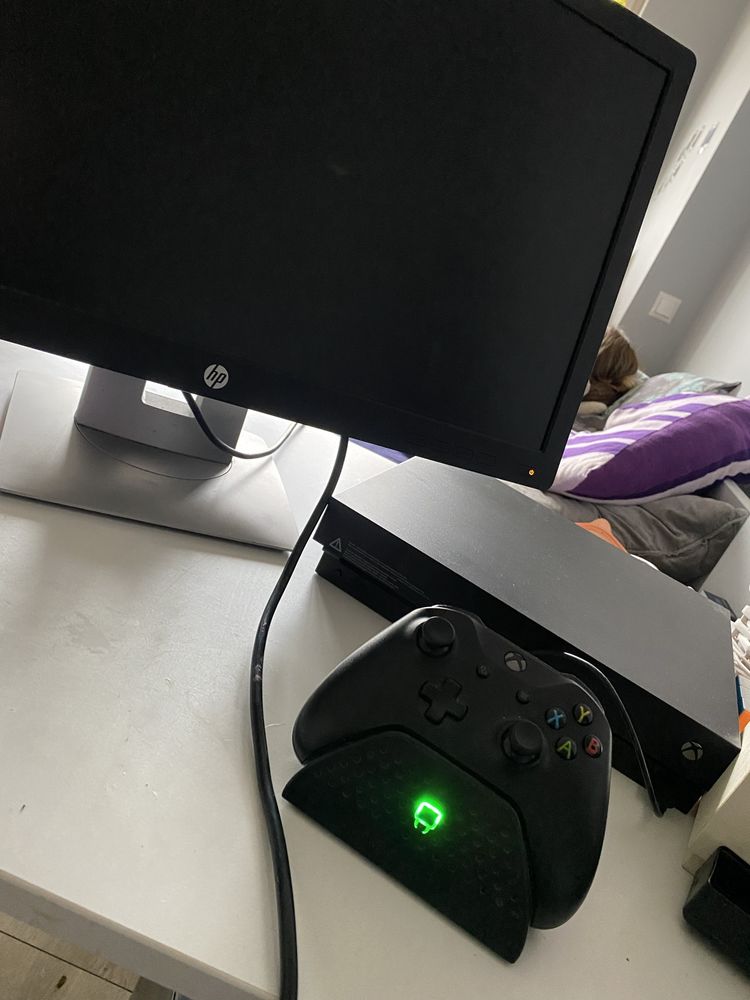 Xbox One X 1TB + monitor hp e232