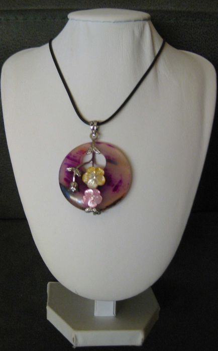 Colar c/ Pendente em Pedra Natural Lilás e Flores em Porcelana NOVO