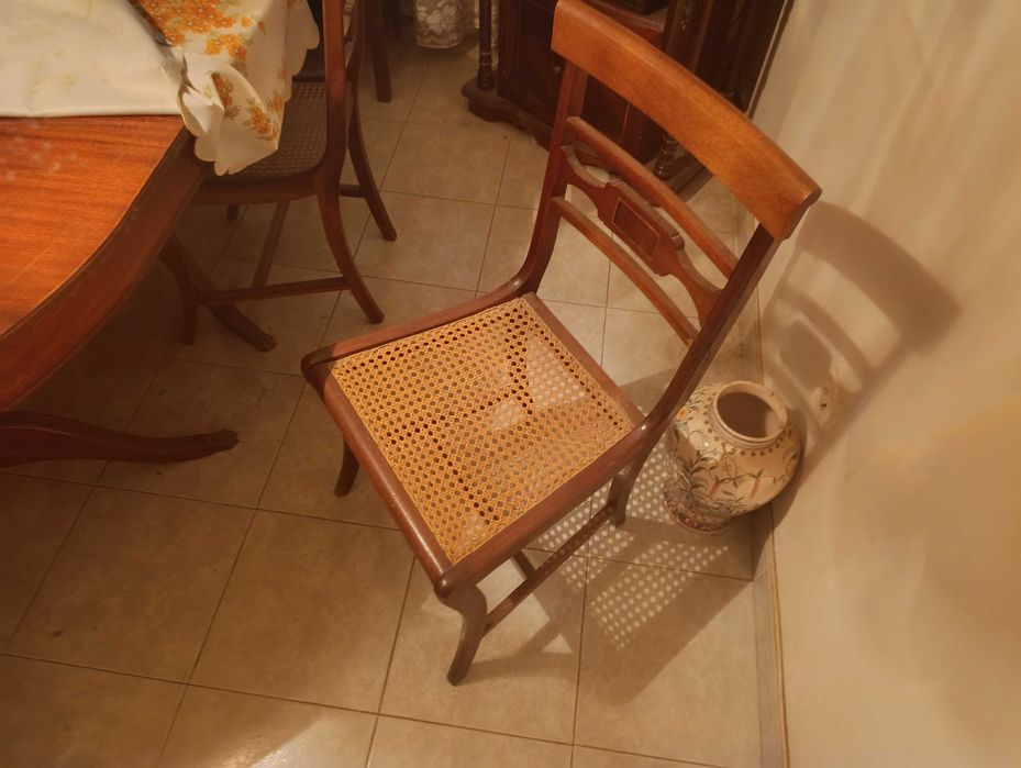 Moveis e TVs antigas vários.