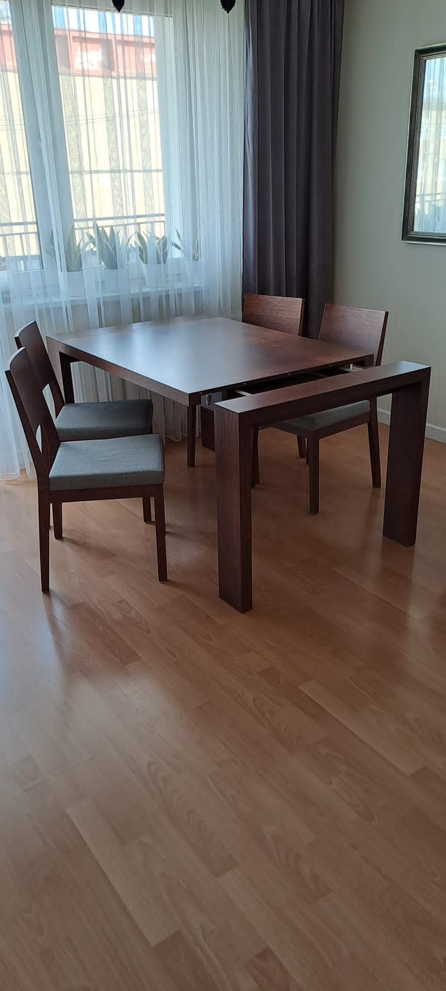 Stół z krzesłami do salonu, praktycznie nowy