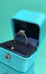 Каблучка в білому золоті з діамантами в стилі Tiffany Novo