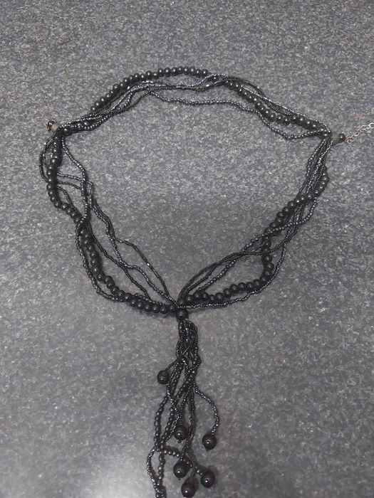 Colar preto em pedras