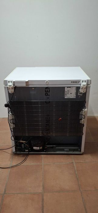 Arca congeladora vertical A+, em muito bom estado 100% funcional