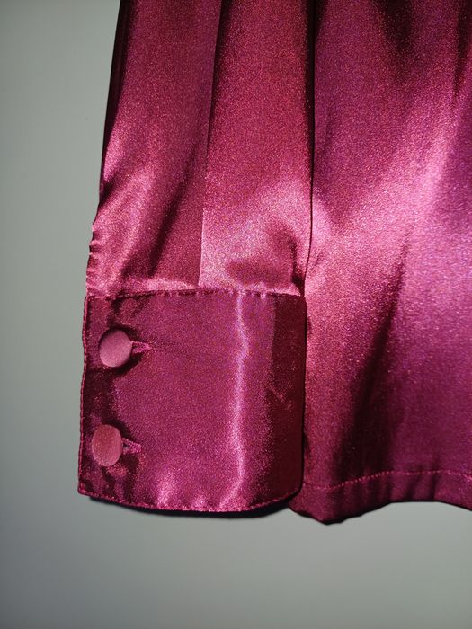 Blusa cor vinho, manga comprida, tipo cetim com elasticidade, cintada