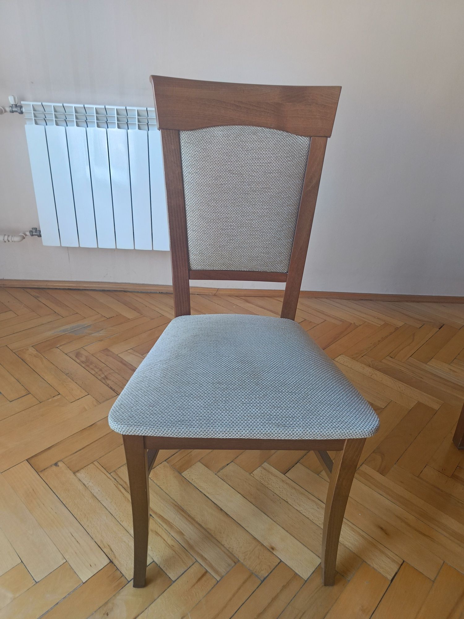 Stół rozkładany do salonu w komplecie z krzesłami.