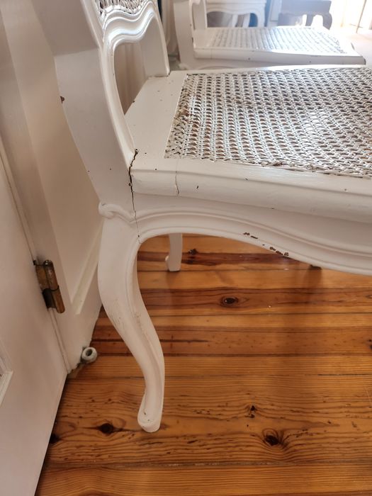 2 cadeiras brancas antigas com palhinha