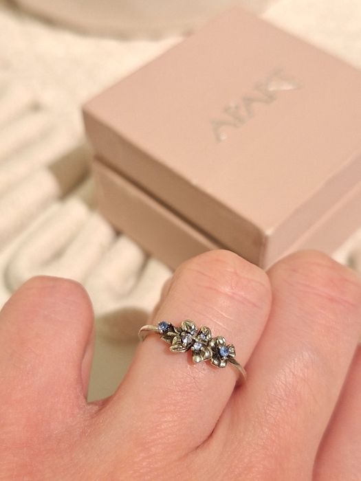 Pierścionek Apart srebrny z kwiatami i niebieskimi cyrkoniami