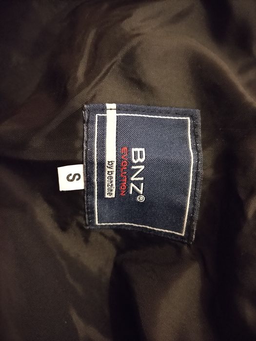 Casaco padrão xadrez castanho, laranja e bege.