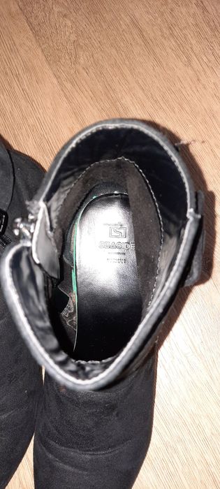 Botas em pele camurça