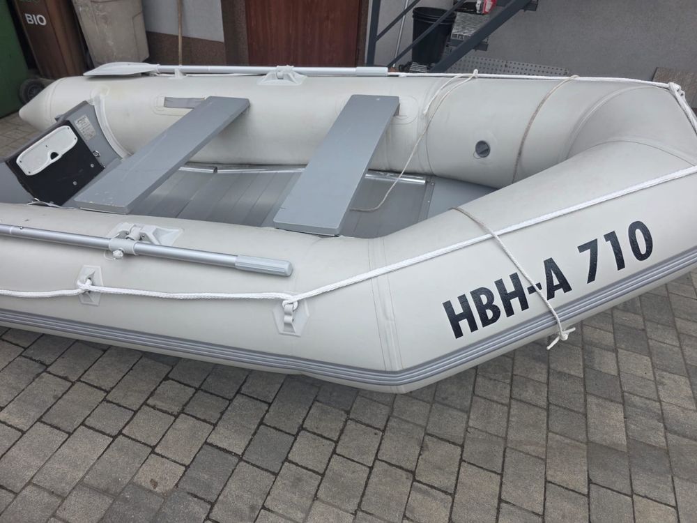 Ponton rybacki posiadajcy pełne wyposażenie 4 osobowy