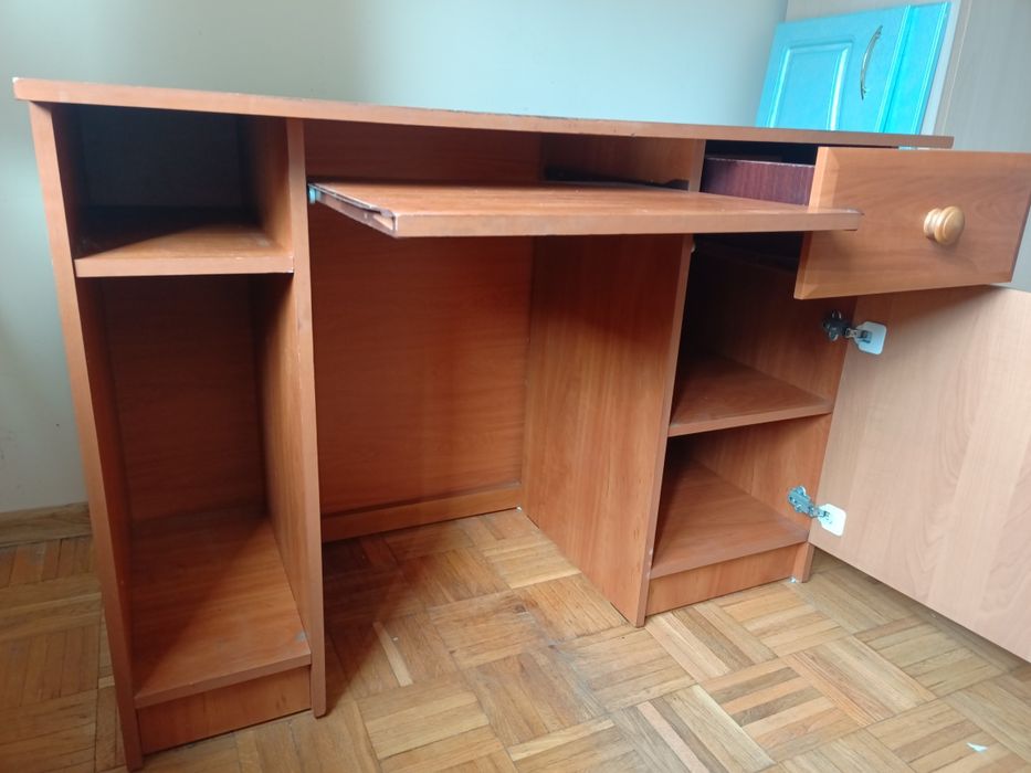 Nieduże, praktyczne i funkcjonalne biurko do nauki