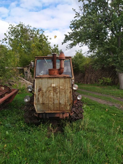 Трактор Т-150 гусеничний. Плуг окремо.