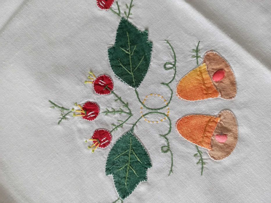 Serwetka na Święta Bożonarodzeniowe z piękną aplikacją dzwonków