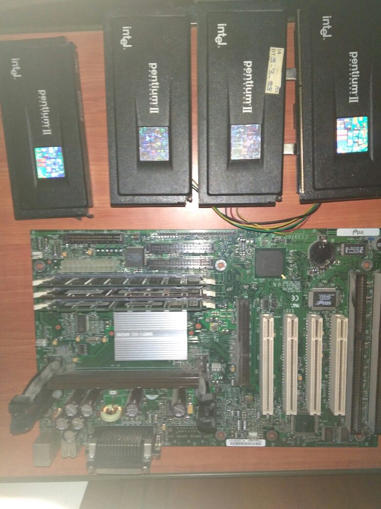 Motherboard de Pentium II + 4 processadores + EXTRAS.