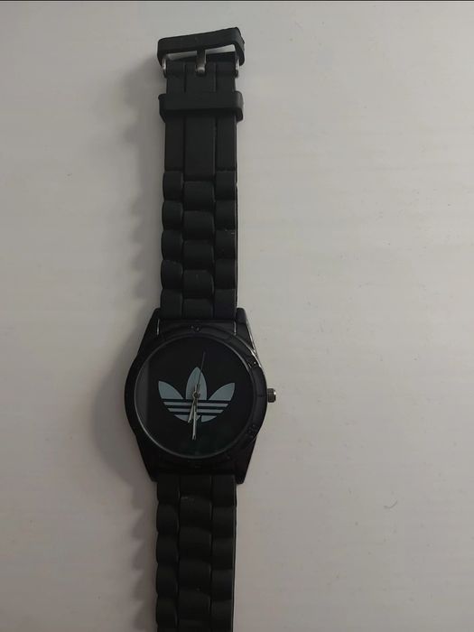 Czarny zegarek z logo