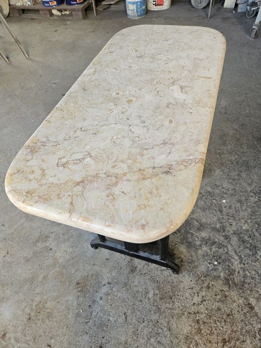 Mesa antiga, pés de maquina de costura e pedra marmore