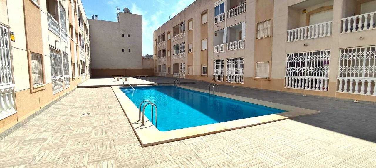 Apartament typu studio z oddzielną sypialnią w centrum Torrevieja