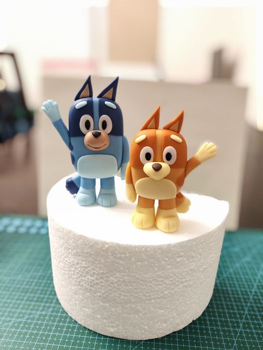 Bluey i Bingo z masy cukrowej na tort