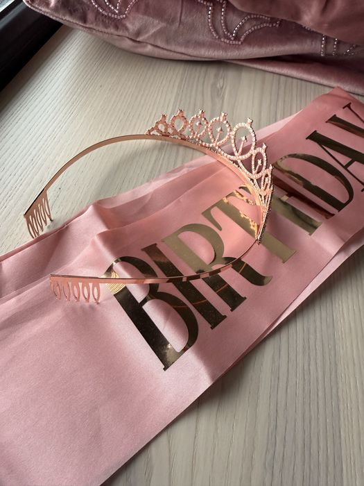 Корона та стрічка