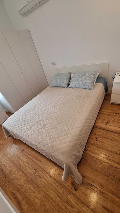 Cama Ikea 140x200 com colchão,  estrado e 2 mesas cabeceira
