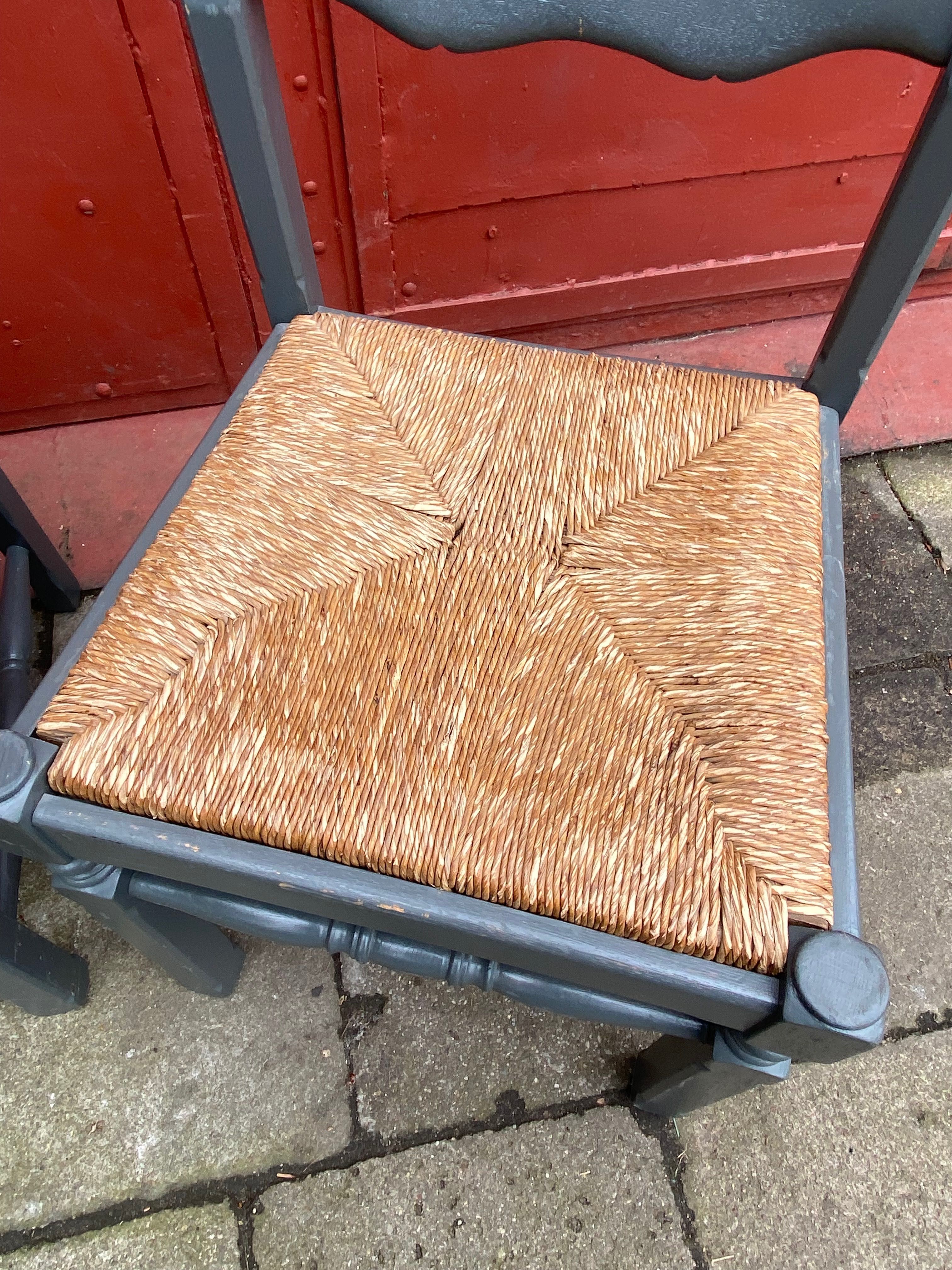 Drewniane dębowe krzesła trawa morska