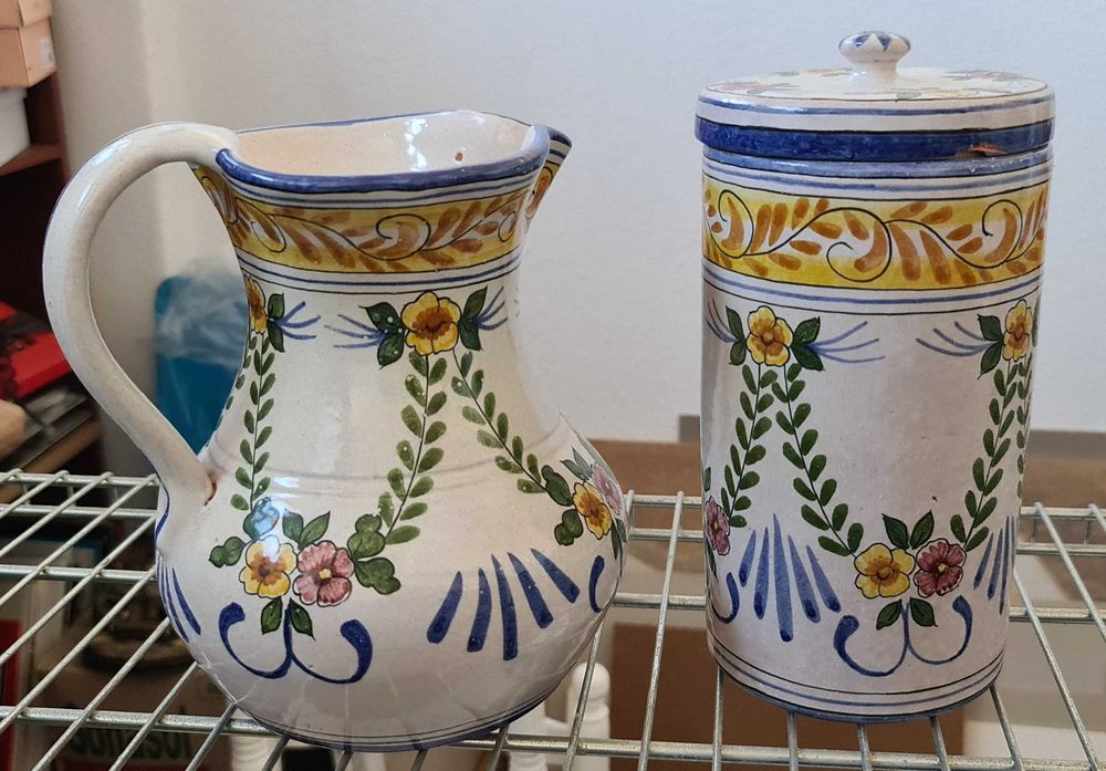 Duas peças em loiça pintadas á mão