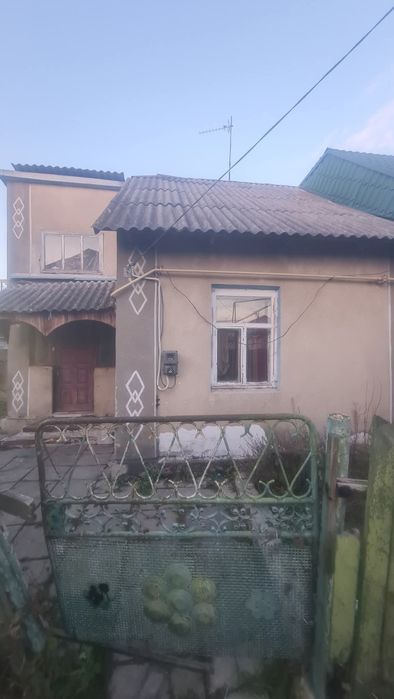 Продається 1/2 частина будинку в районі  базару