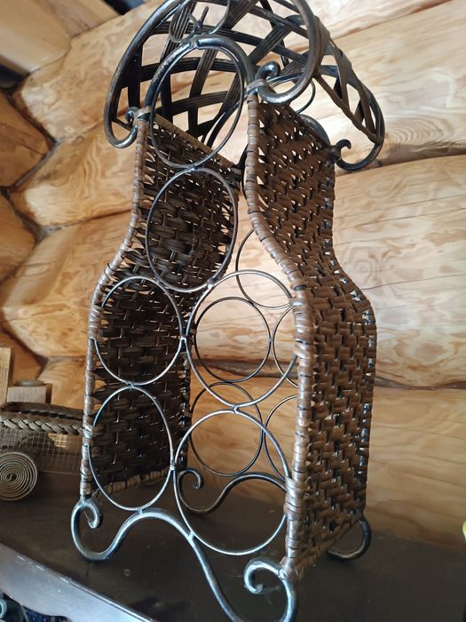 Stojak na wino rattan metal