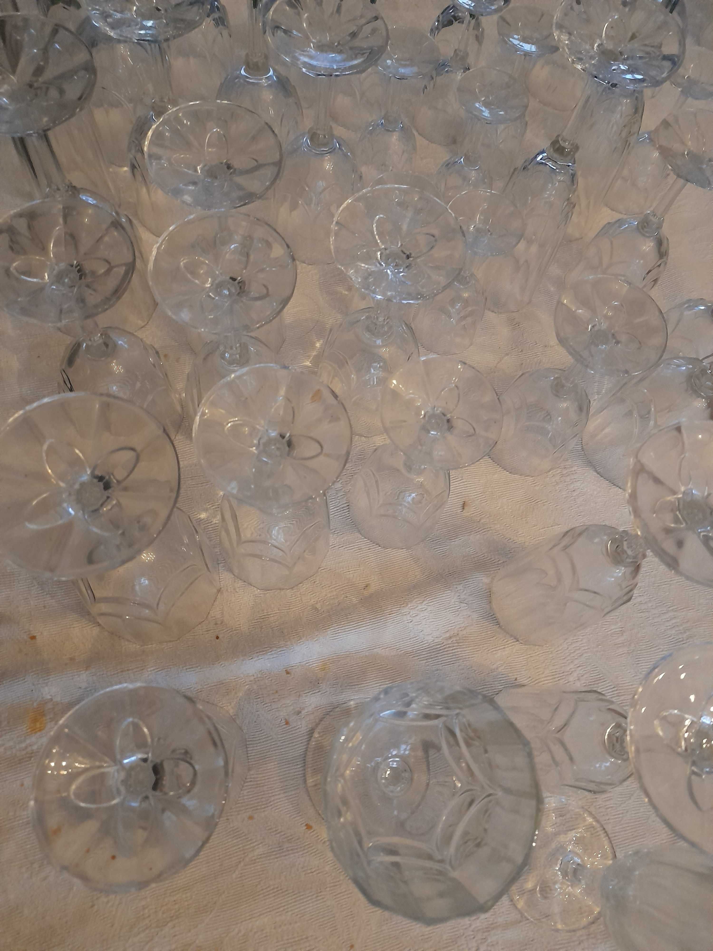 Conjunto de cálices e copos cristalinos