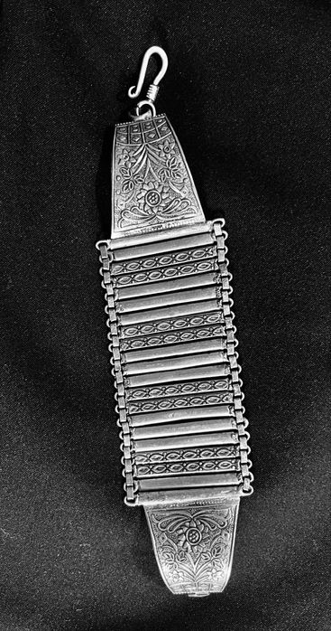 Pulseira da massimo dutti prateada julgo que é prata marroquina