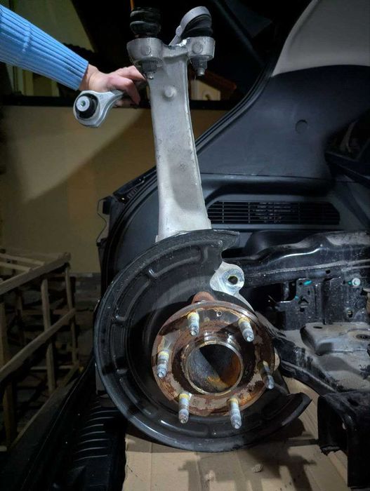 Елементи ходова підвіска амортизатори важелі супорта Cadillac LYRIQ