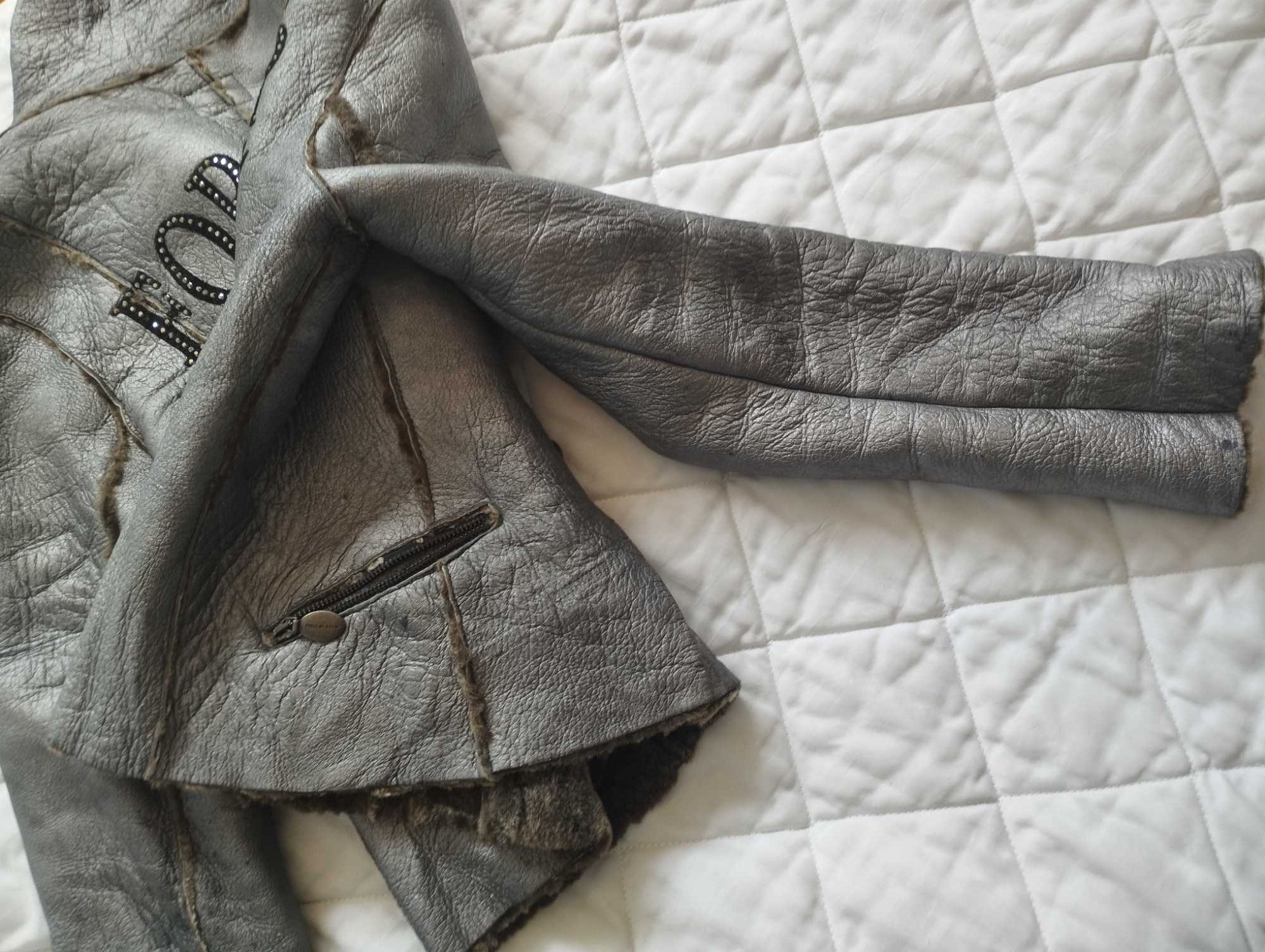 Casaco / blazer em couro com brilhantes e pêlo