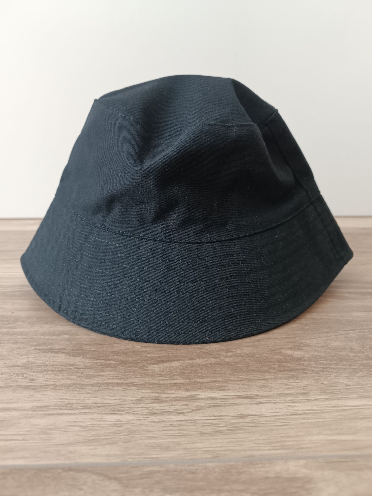 Czarna czapka bucket hat