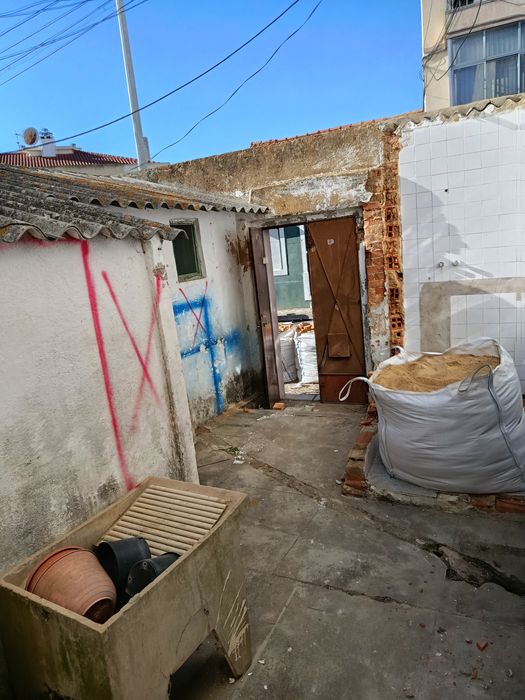 Terreno com 2 casas Bairro Santos Nicolau em Setúbal