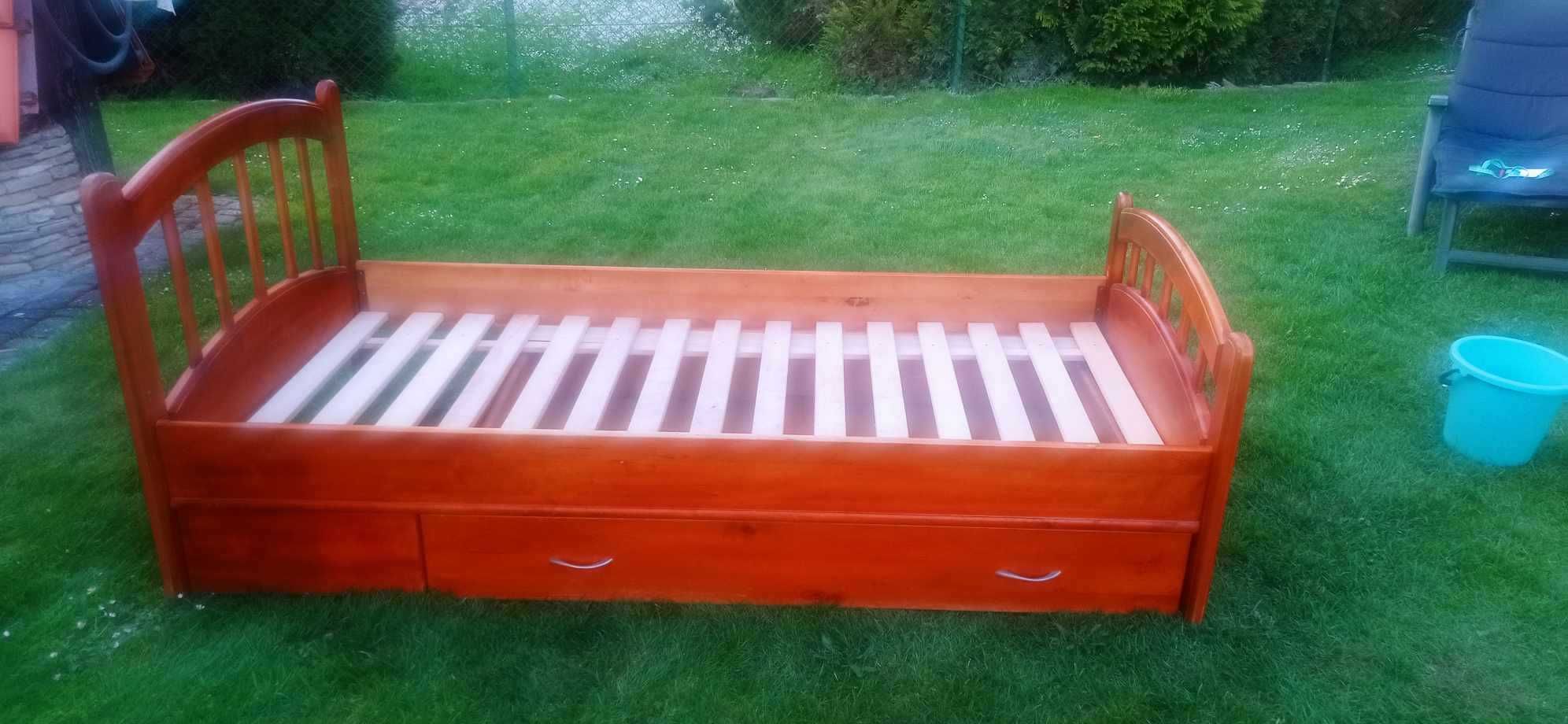 łóżko drewniane jednoosobowe