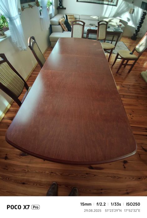 Stół rozkładany z krzesłami