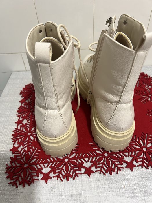 Продаю черевики на замочку бежевого кольору.Стан ідеальний  носились в