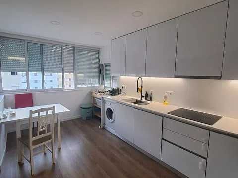 Quarto para alugar num T2 a distância a pé do Campo Grande