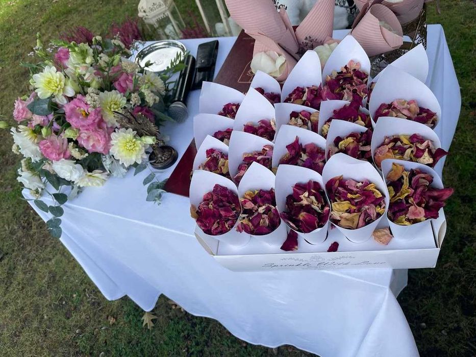 Suszone płatki róż sypanie kwiatków ślub