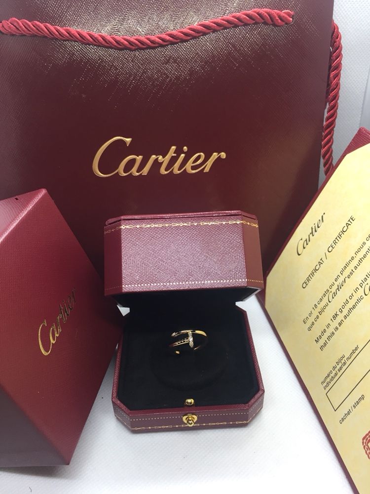 Золотое кольцо Cartier justе un clou ( Гвоздь ) с бриллиантами.