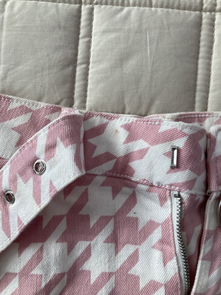 krótka spódniczka w biało różową kratkę z paskiem Bershka
