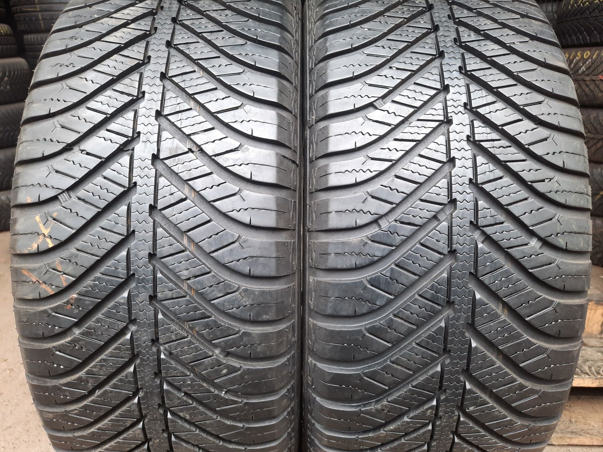 Всесезонні шини 215/55 R16 Goodyear Vector 4Seasons 2шт. 90%