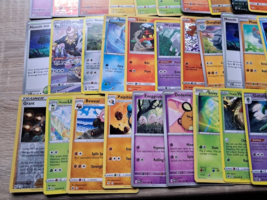 Sprzedam 62 karty Pokemon.