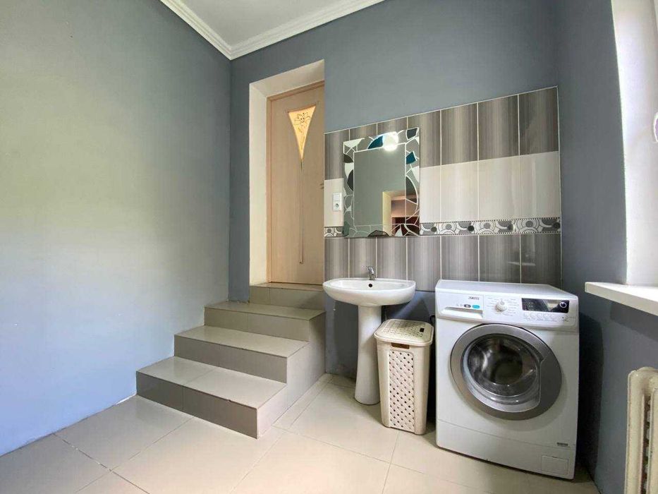 Продаж будинку в центрі міста біля річки!