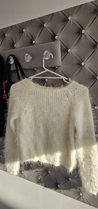 Sweter biały z włosem