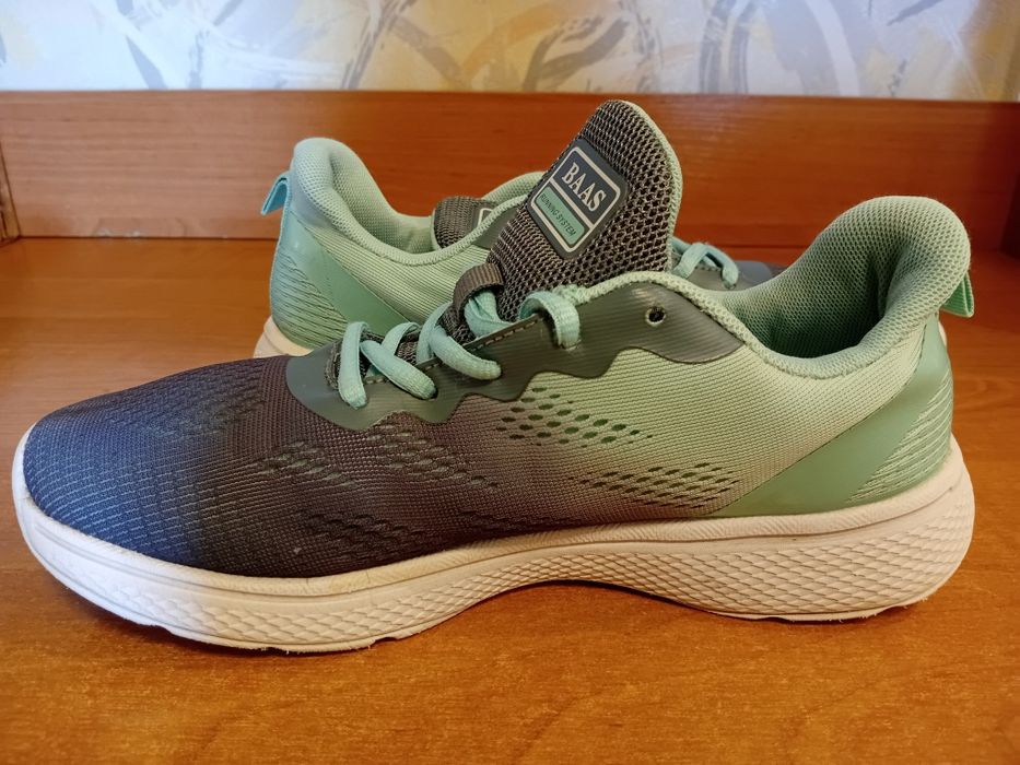 Кросівки жіночі 39 розміру