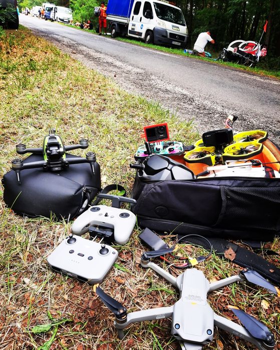 Operator kamery i drona FPV z kamerą Blackmagic-montaż filmów / rolek